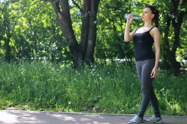 Frau trinkt Wassersport