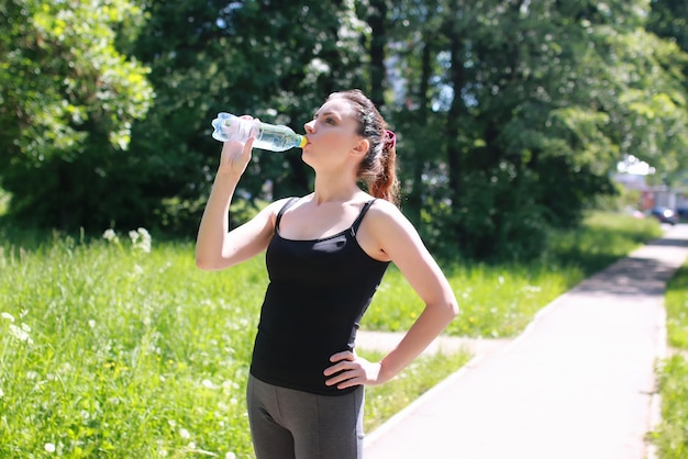 Frau trinkt Wassersport