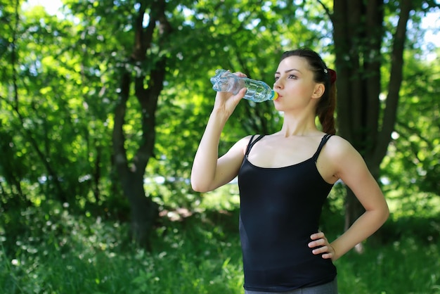 Frau trinkt Wassersport