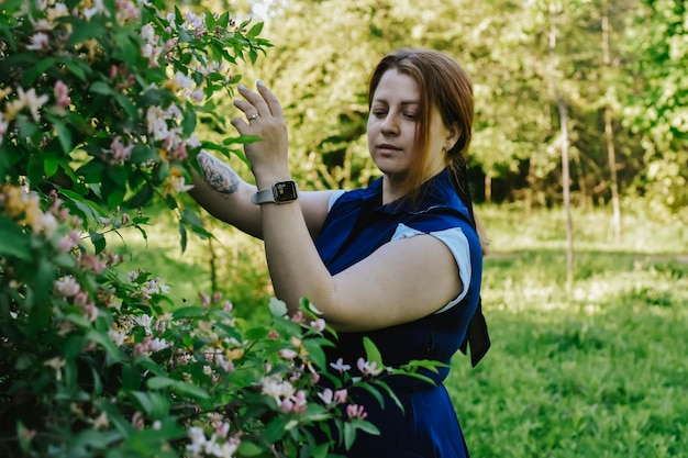 Frau über die Natur