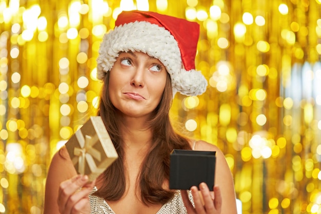 Frau über Goldgrund in Weihnachtsmann-Hut