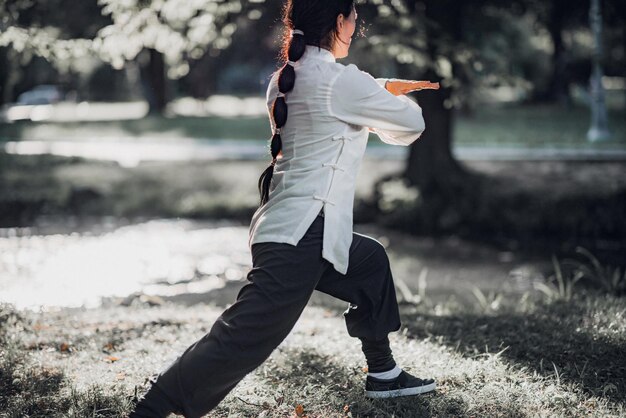 Frau übt Tai Chi Quan im Park