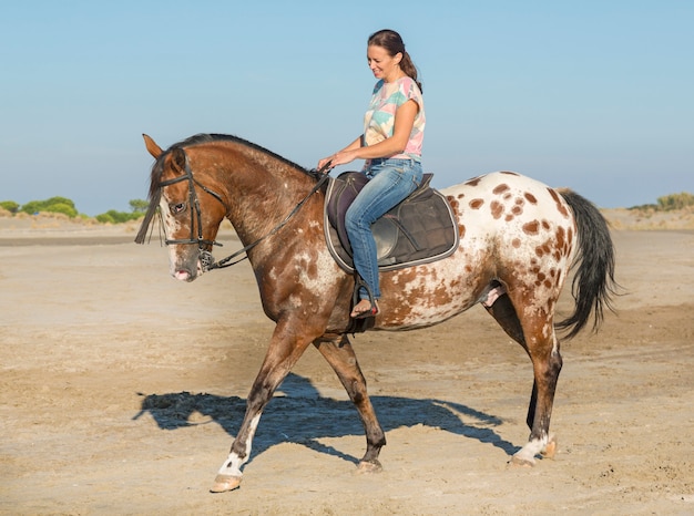 Frau und Appaloosa Pferd