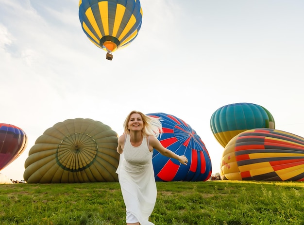 Frau und ein Heißluftballon, Sommer