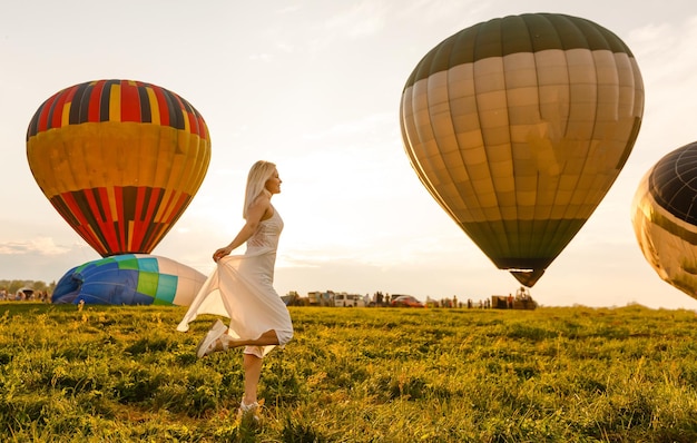 Frau und ein Heißluftballon, Sommer