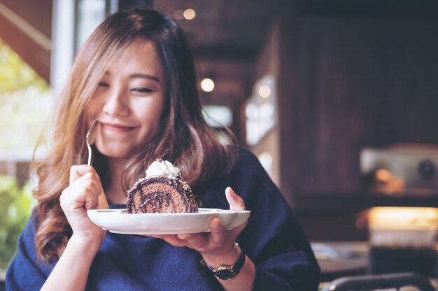 Frau und ein Stück Schokoladenkuchen