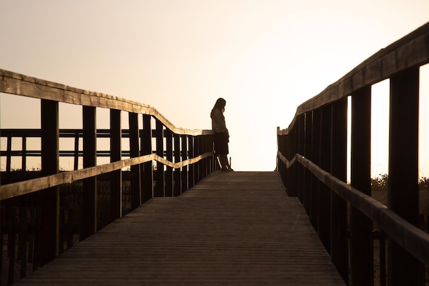 Frau und Gehweg am Strand von Odeceixe, Algarve, Portugal