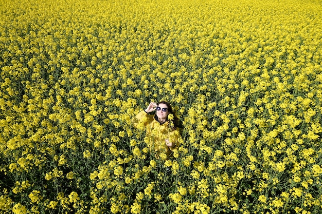 Frau und gelbe Rapsblüten