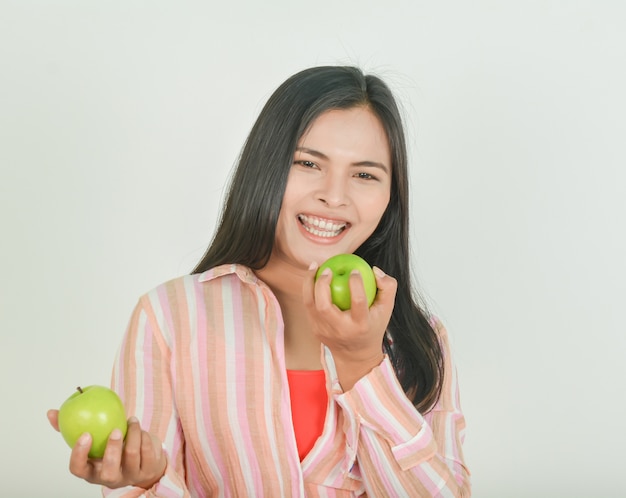 Frau und grüner Apfel