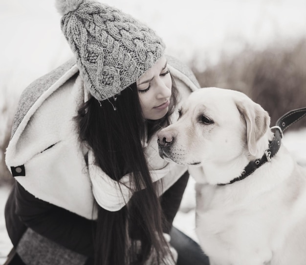 Frau und ihr Labrador