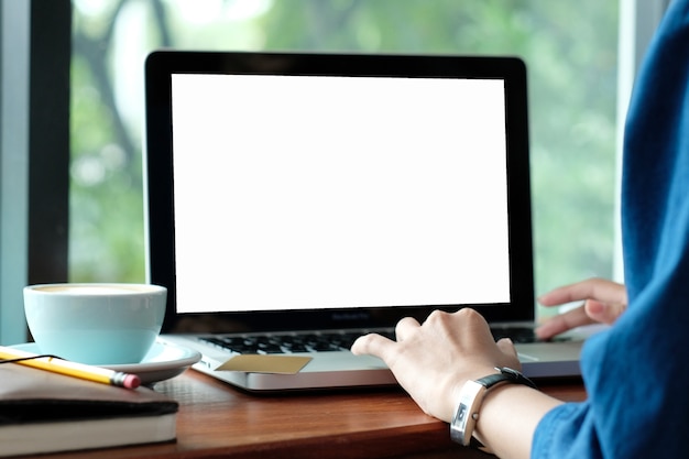 Frau und ihr Laptop in einem Café, Technologiekonzept.