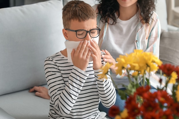 Frau und ihr Sohn mit Pollenallergie zu Hause