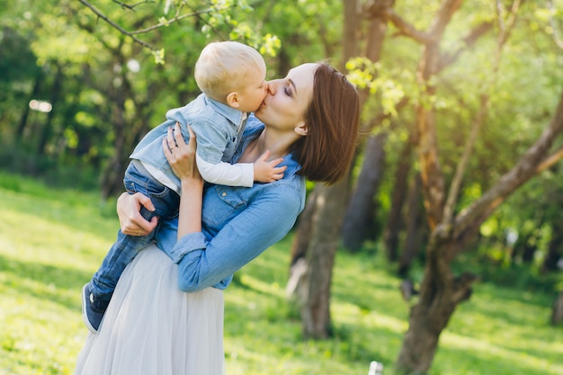 Frau und ihr Sohn ruhen im Sommergarten