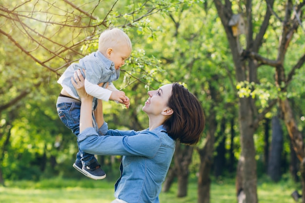 Frau und ihr Sohn ruhen im Sommergarten