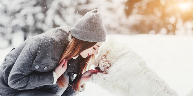 Frau und ihr treuer Hund