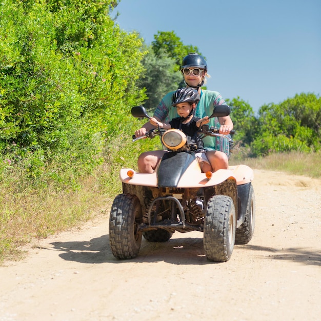 Foto frau und kind auf einem atv