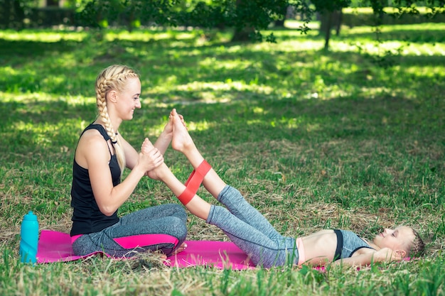 Frau und Kind trainieren im Park