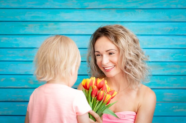 Foto frau und kind zu hause