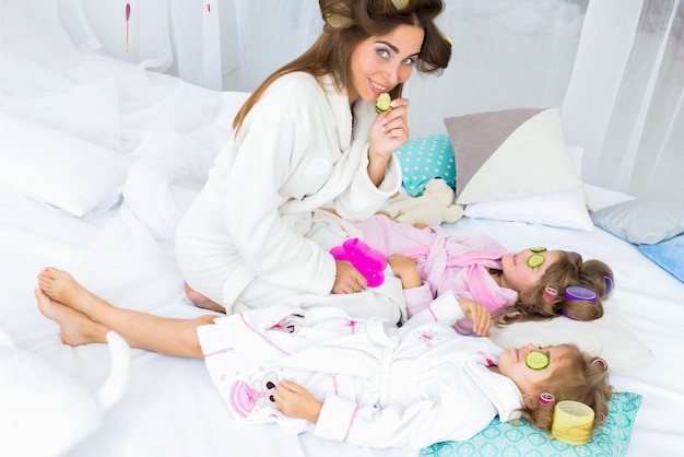 Frau und Kinder im Bett.