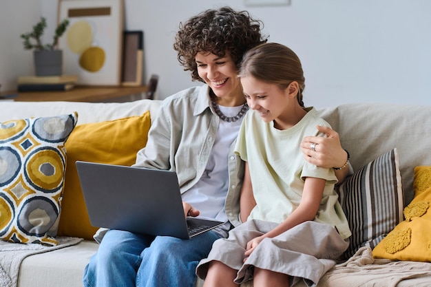 Frau und Mädchen mit Videoanruf auf dem Laptop