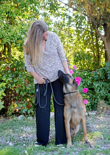 Frau und Malinois