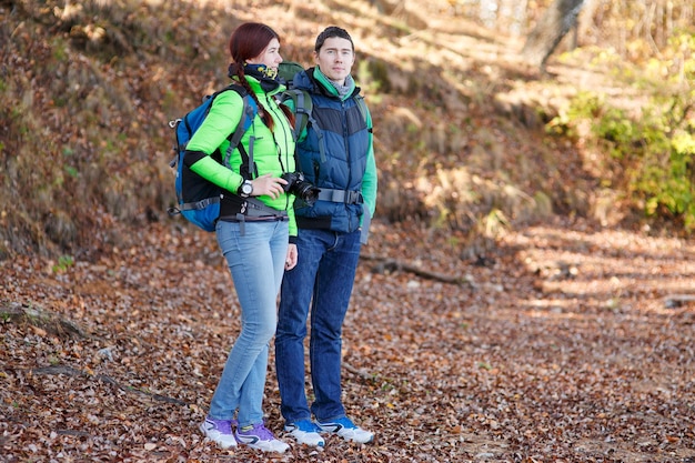 Frau und Mann, die im Park spazieren gehen