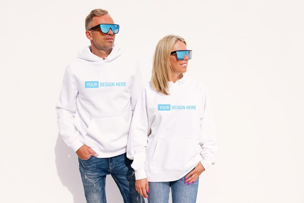 Frau und Mann, die weiße Hoodies für Ihr individuelles Hoody-Sweatshirt-Design tragen