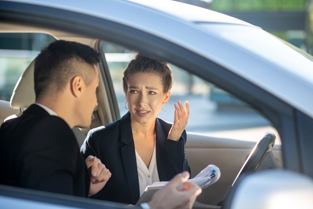 Frau und Mann diskutierten im Auto