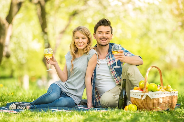 Frau und Mann essen im Wald.