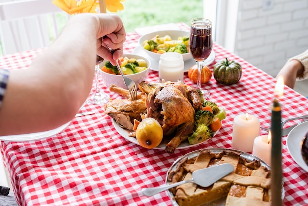 Frau und Mann essen Thanksgiving-Dinner in der heimischen Küche