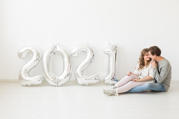 Frau und Mann feiern Silvester 2021