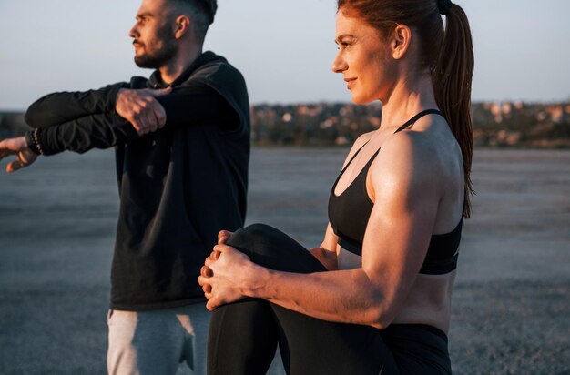 Frau und Mann haben abends zusammen einen Fitnesstag unterwegs