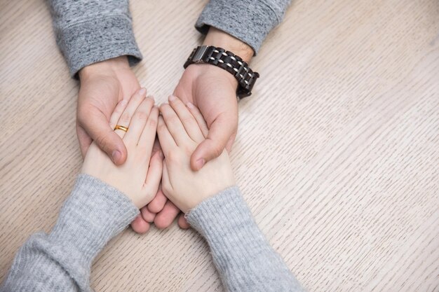 Frau und Mann Hand in Hand