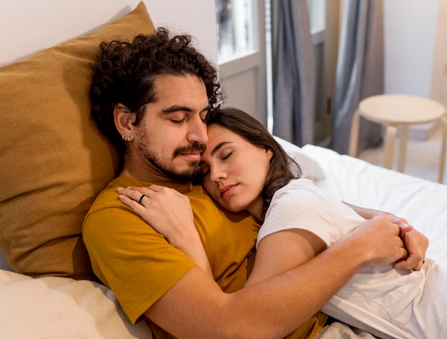 Foto frau und mann kuscheln im bett