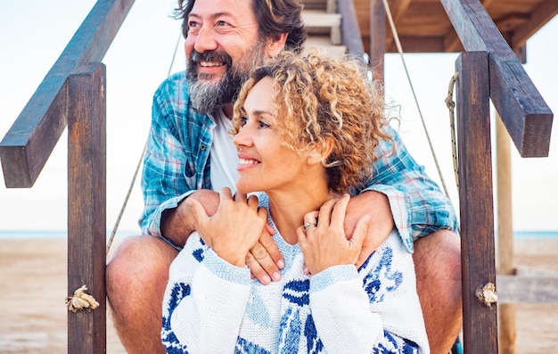 Frau und Mann lächelnd im Freien umarmt mit Liebe Romantische Outdoor-Freizeitaktivität mit jungen erwachsenen Paaren im Urlaub Sommer-Lifestyle-Menschen, die Beziehung genießen Tropischer Hintergrund