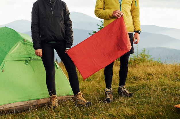 Frau und Mann mit roter Fahne Majestätische Karpaten Schöne Landschaft unberührter Natur