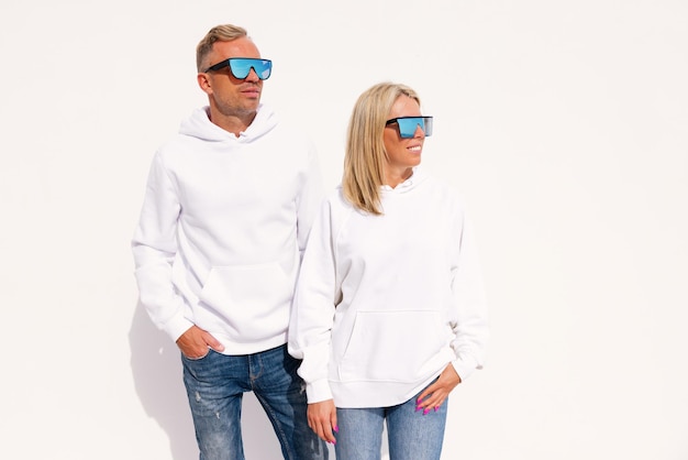 Frau und Mann tragen weiße Hoodies Mockup für individuelles Hoody-Sweatshirt-Design