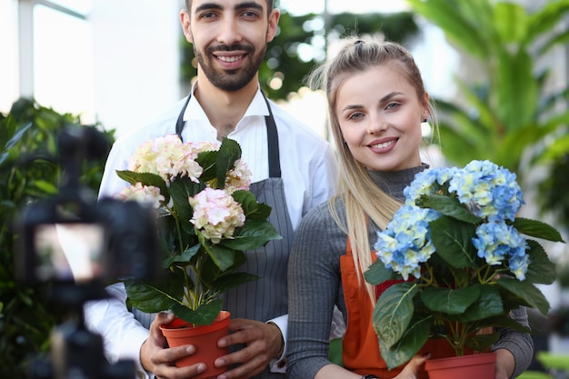 Frau und Mann Vlogger Aufnahme blühende Blume