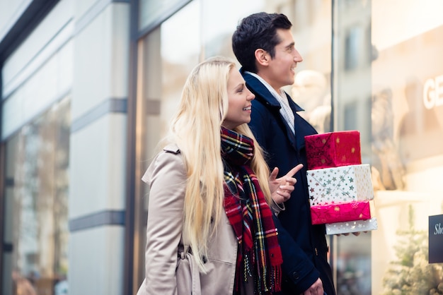 Frau und Mann Weihnachtseinkäufe