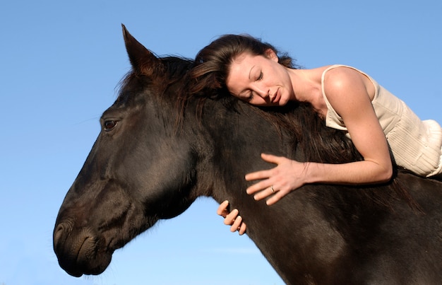 Frau und Pferd