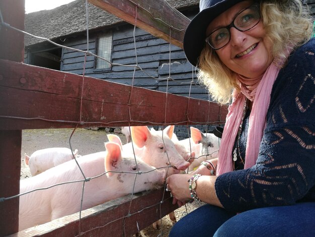 Foto frau und schweinchen