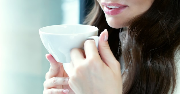 Frau und Tasse Tee schließen