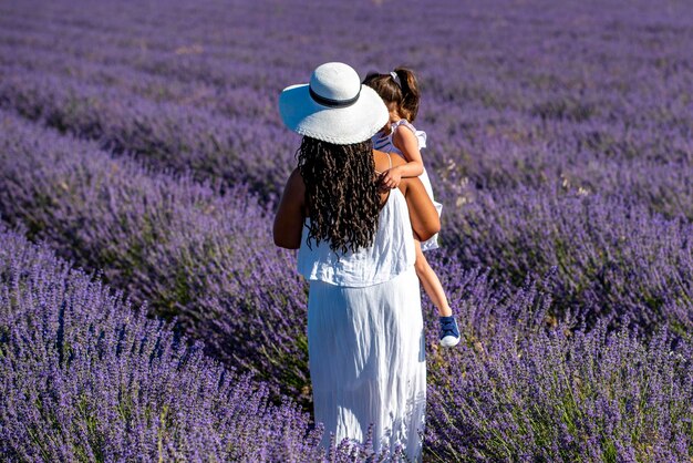 Frau und Tochter in einem Feld mit Lavendelblüten