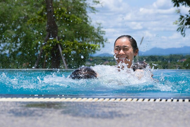 Foto frau und tochter schwimmen im pool