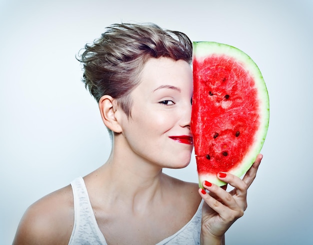 Frau und Wassermelone