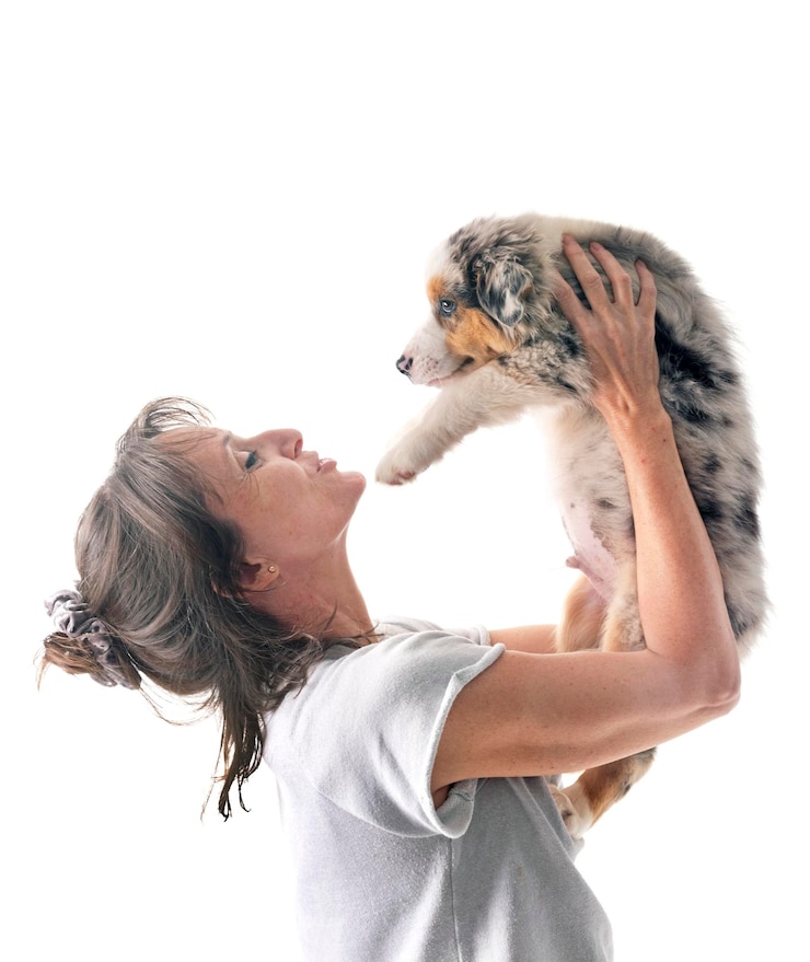 Foto frau und welpe australischer hirte im studio