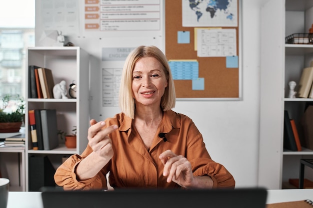 Frau unterrichtet ihre Schüler online auf dem Laptop