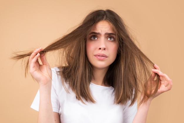 Frau verliert Haare Haarausfall Problem Kahlheit