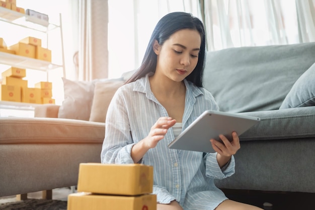 Frau verpackt und verkauft Produkte online. Kleinunternehmen. Arbeiten Sie von zu Hause aus. KMU, die Arbeit zu Hause verkaufen. Gruppe.