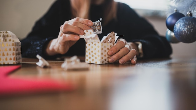 Frau verpackt Weihnachtsgeschenke